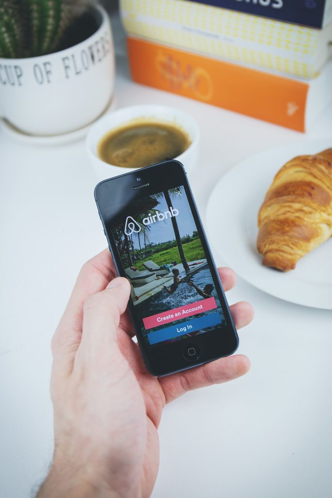 Celular con página de inicio de Airbnb para inscribirse